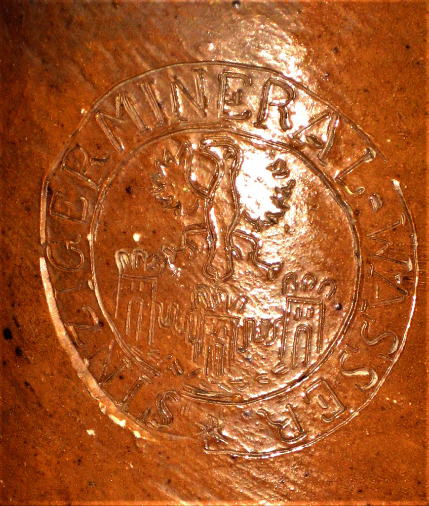 Markenstempel der Tonflasschen des Sinziger Mineralwassers